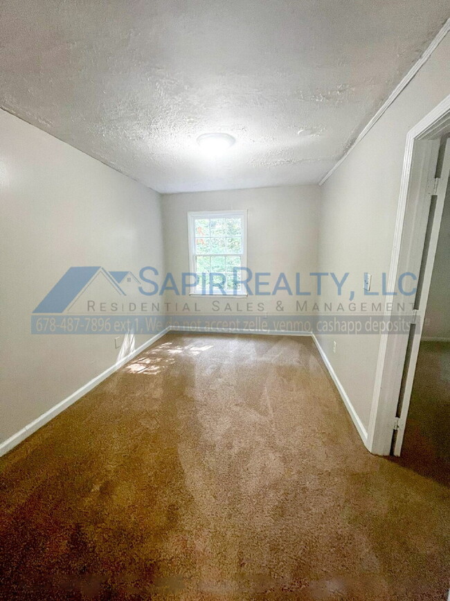 Building Photo - 1724 Lisbon Dr SW