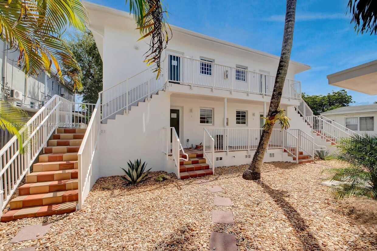 Foto principal - 570 NE 68th St