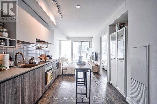 Photo du bâtiment - 898 Portage Pkwy