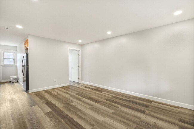 Foto del edificio - Newly Renovated 5BR/2BA Row home