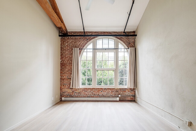 Building Photo - 461 2nd St