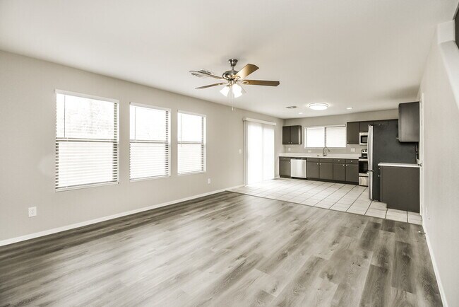 Foto del edificio - 2236 E Spruce Dr