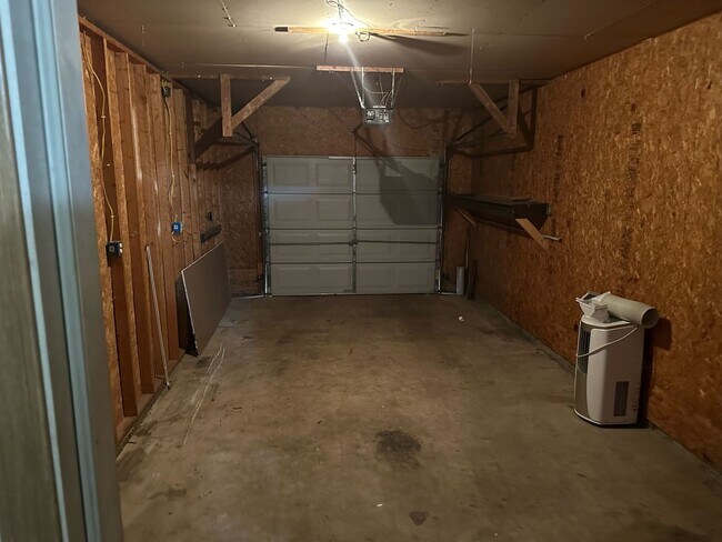 Building Photo - 2 Bedroom W/ Garage