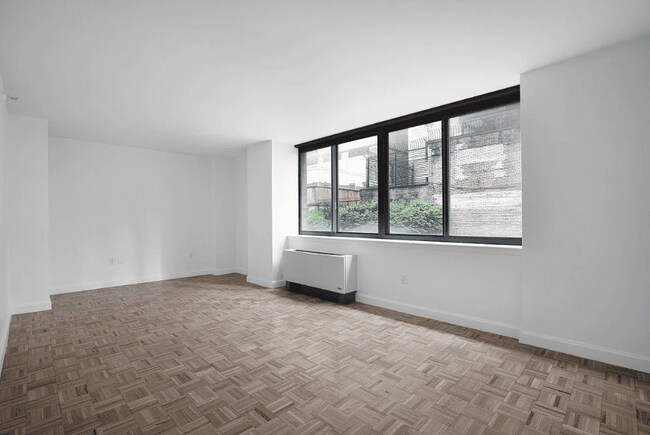 Building Photo - 360 W 43rd St