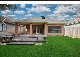 Building Photo - 6990 Oakwood Park