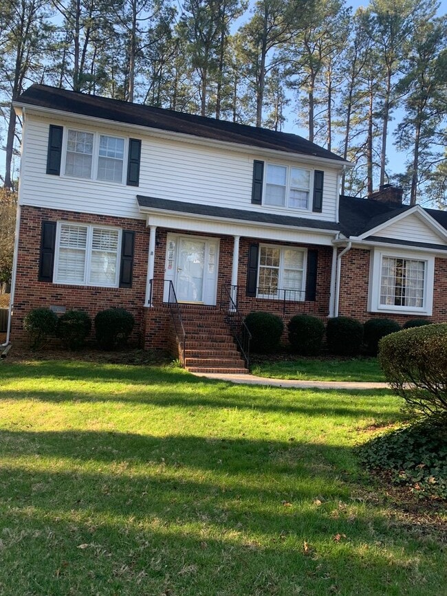 Foto del edificio - NORTH HILLS CHARMER--2 STORY--DOWNSTAIRS BEDROOM/OFFICE--FORMAL AREAS-LAUNDRY/MUD AREA-CARPORT