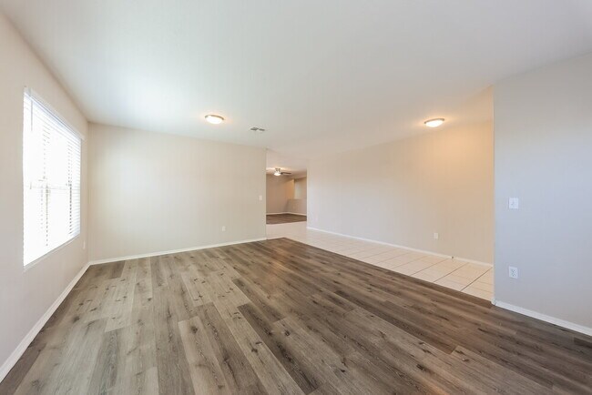 Foto del edificio - 8211 W Mission Ln
