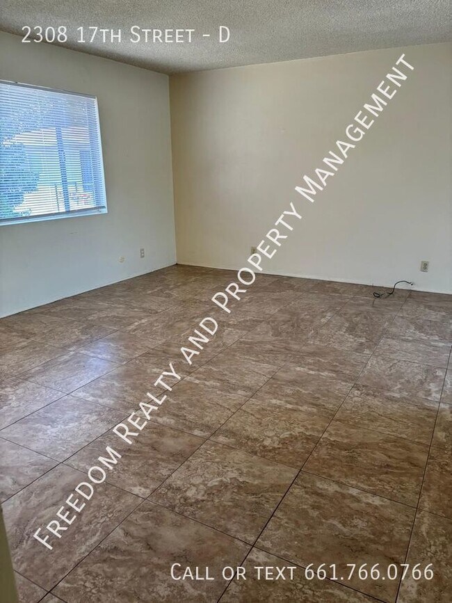Building Photo - Adorable Downtown Apartment