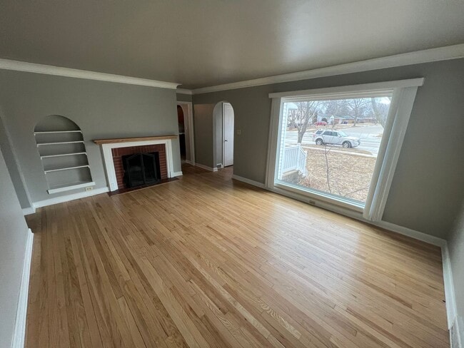 Building Photo - Absolutely Charming 3B 1B Bungalow