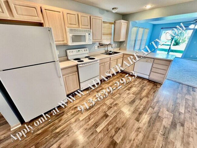Foto del edificio - Spacious 3 Bed, 2 Bath, 2 Half Bath Townhome in Lee's Summit-Available in AUGUST!!