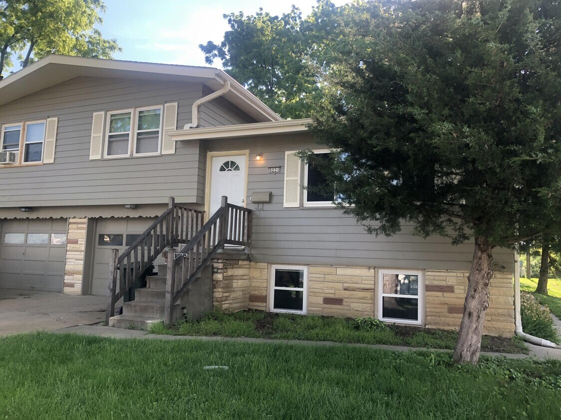 Primary Photo - 5221-5221 S 82nd St