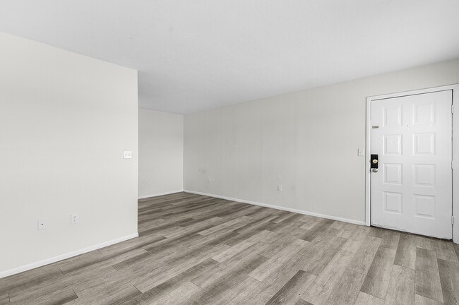 Building Photo - The Meridian at 2825