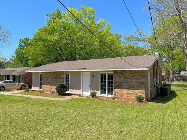 Foto del edificio - 641 Groveland Dr