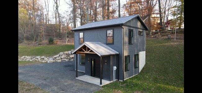 Building Photo - 504 Kinderhook Rd