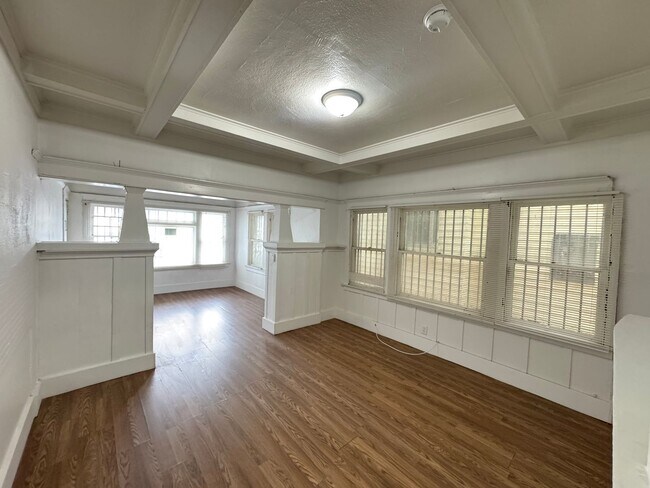 Building Photo - 458 W Vernon Ave