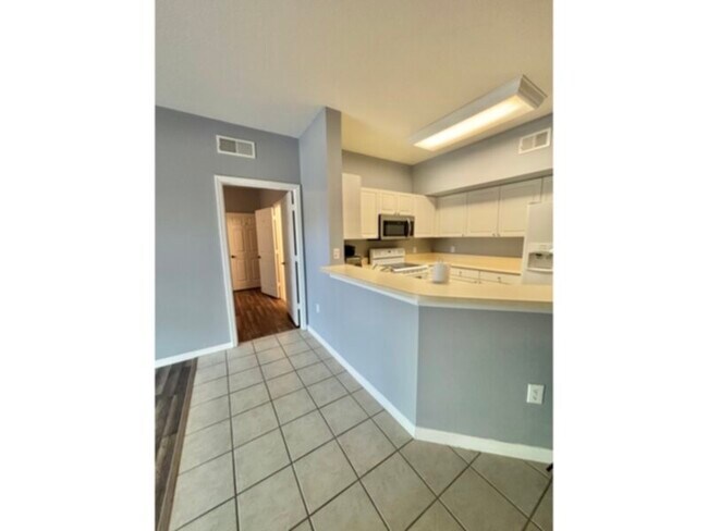 Foto del edificio - Annual 2-bedroom Condo in The Gardens At Beach Walk! Water Included!