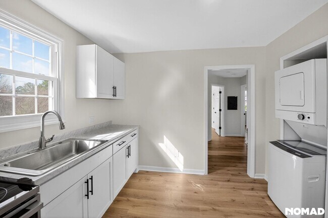 Building Photo - Charming Duplex 2BR + Upstairs 1BR Studio