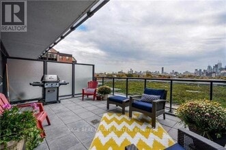 Building Photo - 1030 King St W