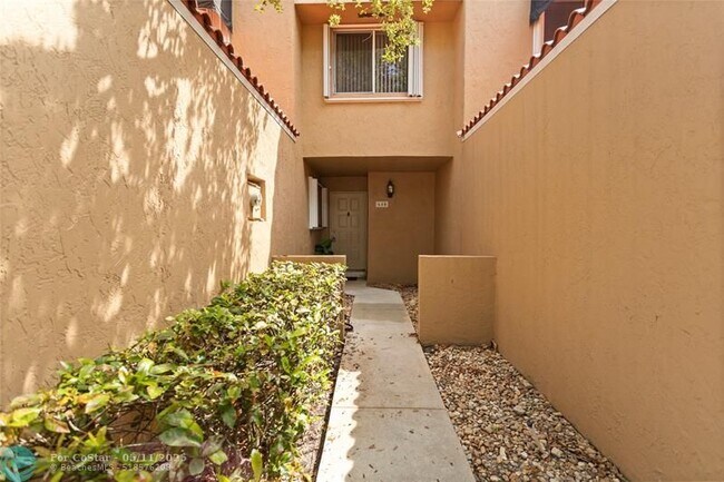 Building Photo - 640 N University Dr