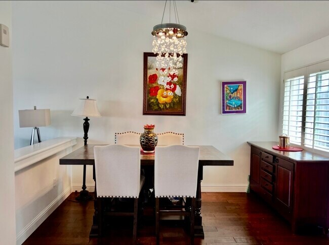Large dining area - 3666 3rd Ave