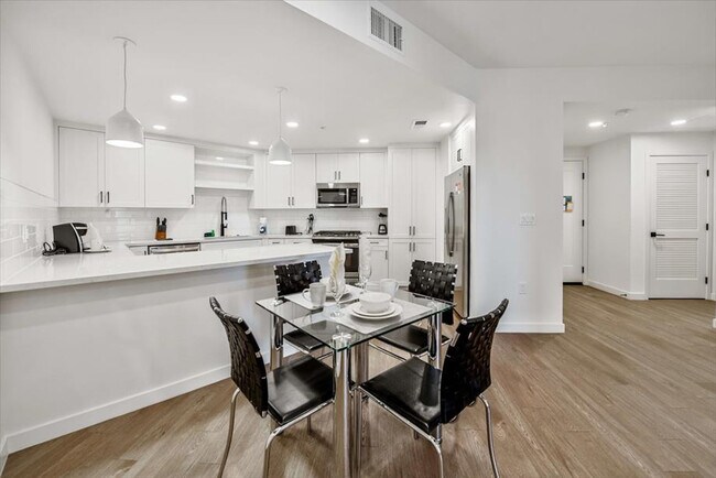 Foto del edificio - 375 Camino De La Reina