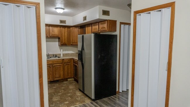 Building Photo - Updated 3-Bedroom Townhouse in Convenient ...