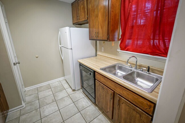 Foto del edificio - 2/1 Townhome with Lots of Updates, Fenced ...