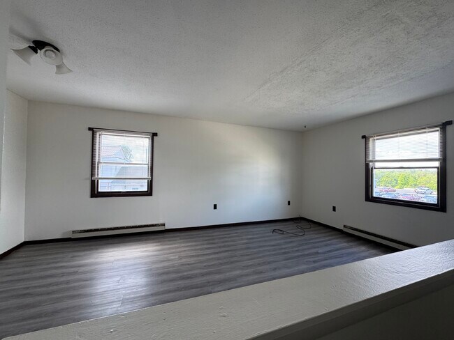 Building Photo - 225 E Orvis St