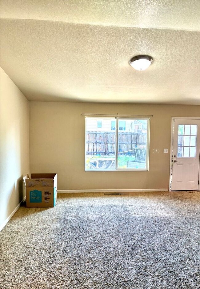 Building Photo - Ranch style home with 3 bed 2 bath and ove...