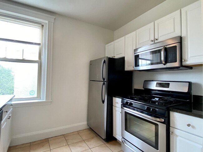 Building Photo - Nicely renovated top floor unit near Cleveland Circle!