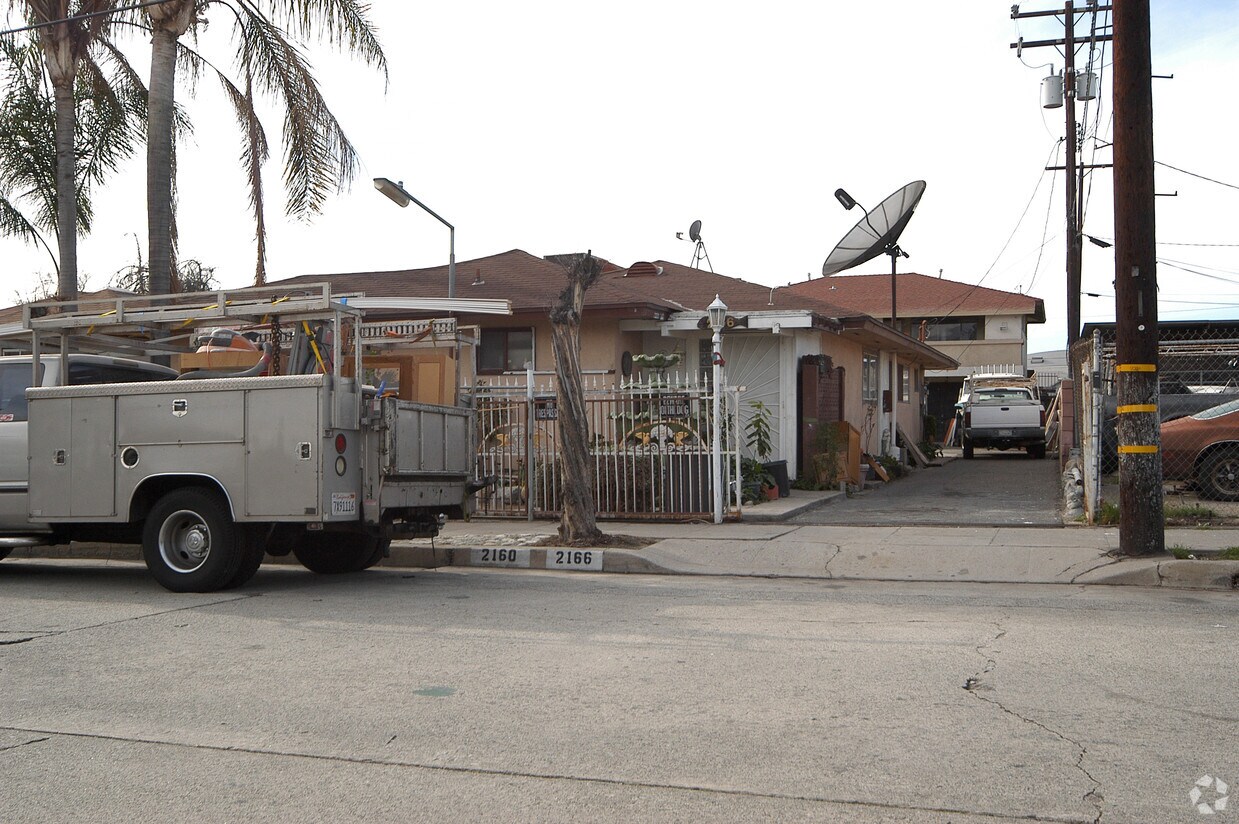 Foto del edificio - 2160-2166 N Wall Ave