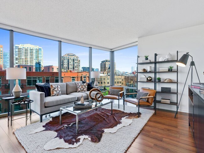 Foto del edificio - 330 W Grand Ave