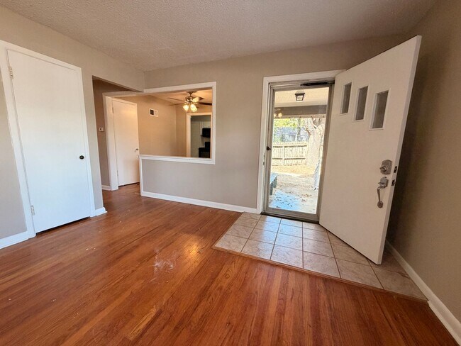 Building Photo - 1317 S Kentwood Ave