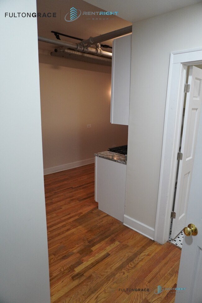 Building Photo - 1700-1710 W Albion