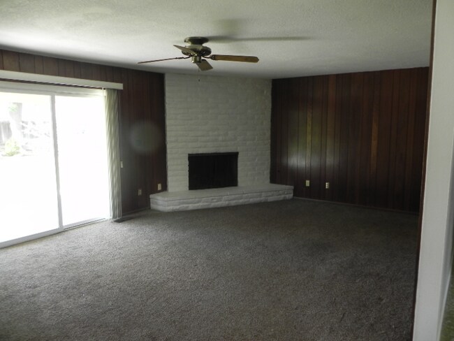 Building Photo - 5699 N Briarwood Ave