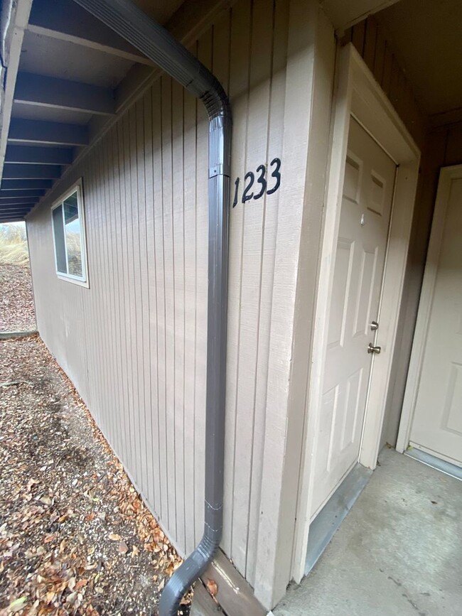 Foto del edificio - 1 bed 1 bath duplex with single car garage!
