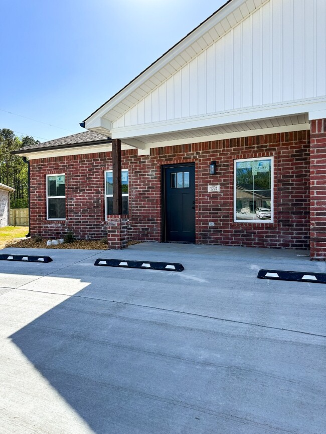 Building Photo - 1724 Rosemary Dr