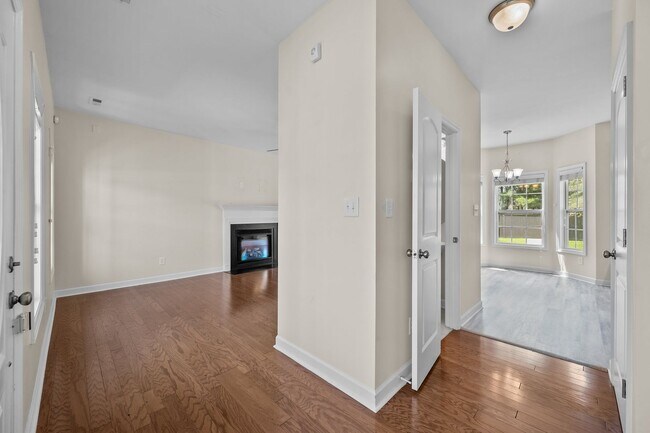 Foto del edificio - Welcome to Savannah Drive!