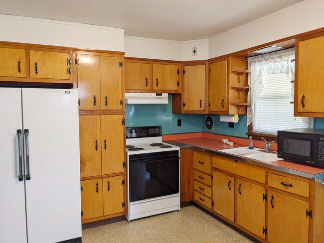 kitchen - 502 E Juniata St