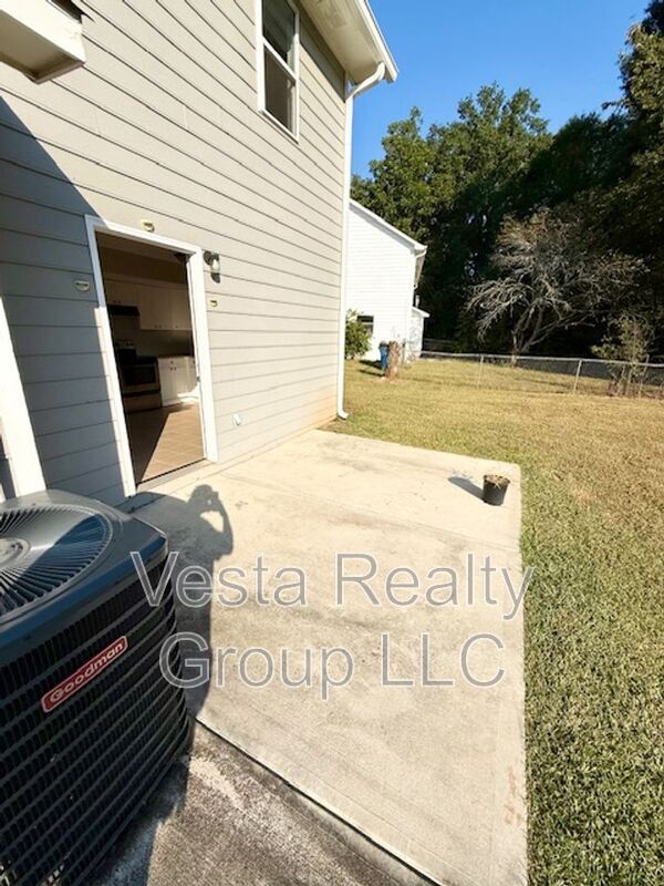 Foto del edificio - 240 Toby Springs Ln