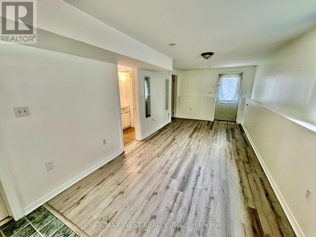 Building Photo - 37 Whitehorn Crescent
