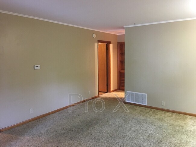 Building Photo - 111 W Lindburg St