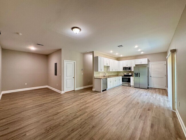 Building Photo - MOVE-IN SPECIAL - $1000 CREDIT! 3/2 Duplex...