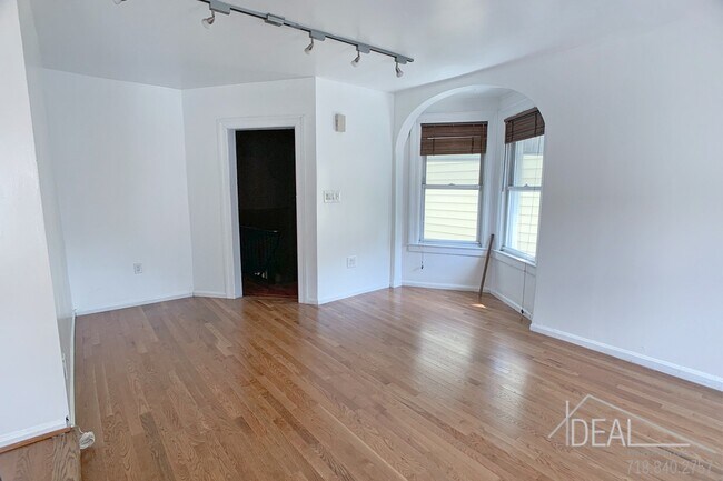 Building Photo - 44 East 5th Street #2R