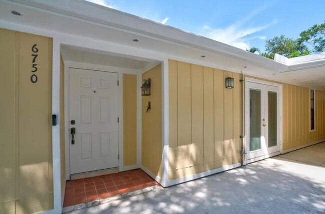 Building Photo - 3/2 POOL home in Harbor Estates Stuart--No HOA & Lots of Parking!