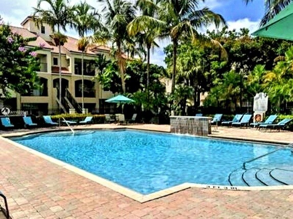 Piscina - 5800 W Sample Rd