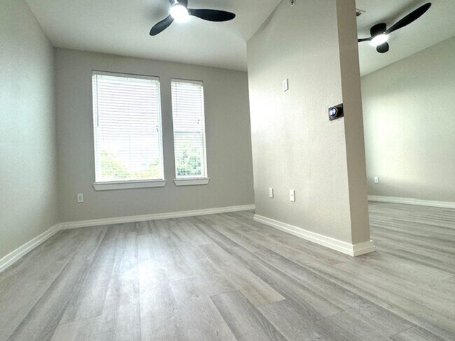 Foto del edificio - Luxurious Penthouse Studio condo at Zilker