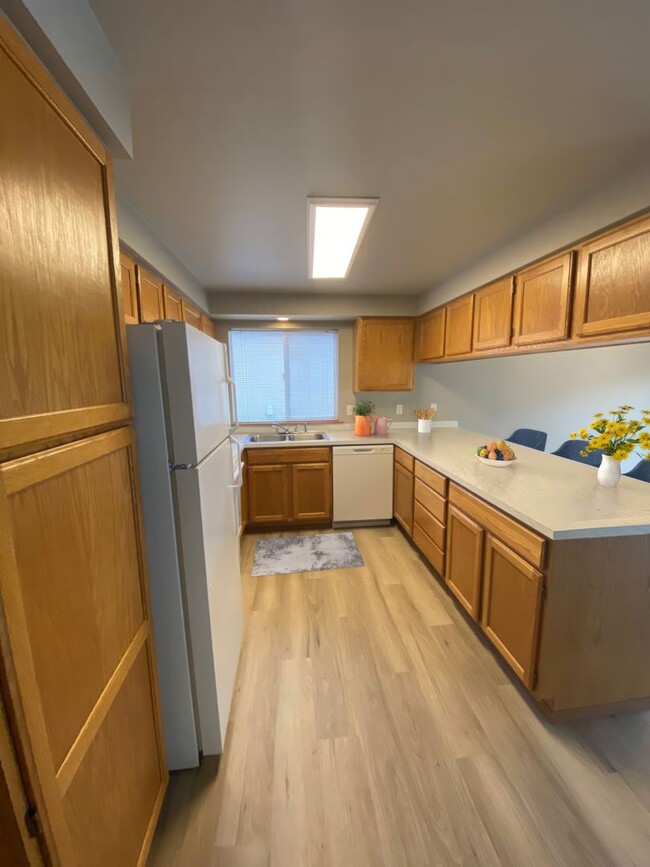 Building Photo - Peach103 (CWP)