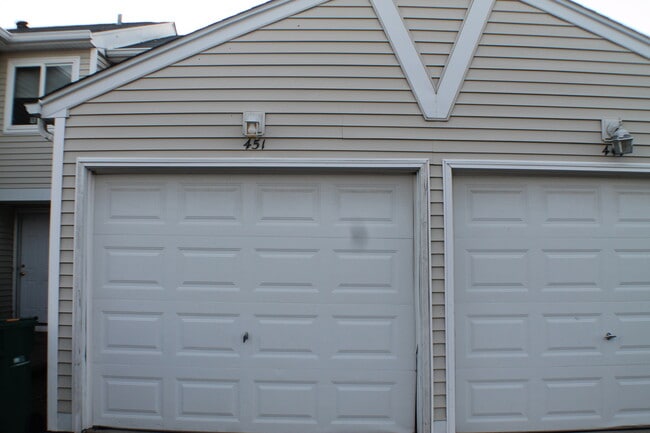 Building Photo - 451 Meadow Green Ln