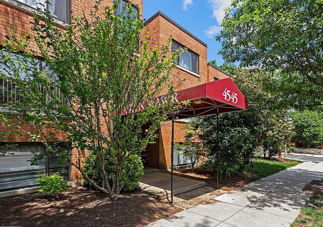 Foto del edificio - 4545 MacArthur Blvd NW
